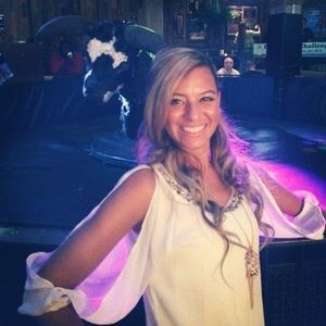 Great condition blouse for night out -shows shoulder